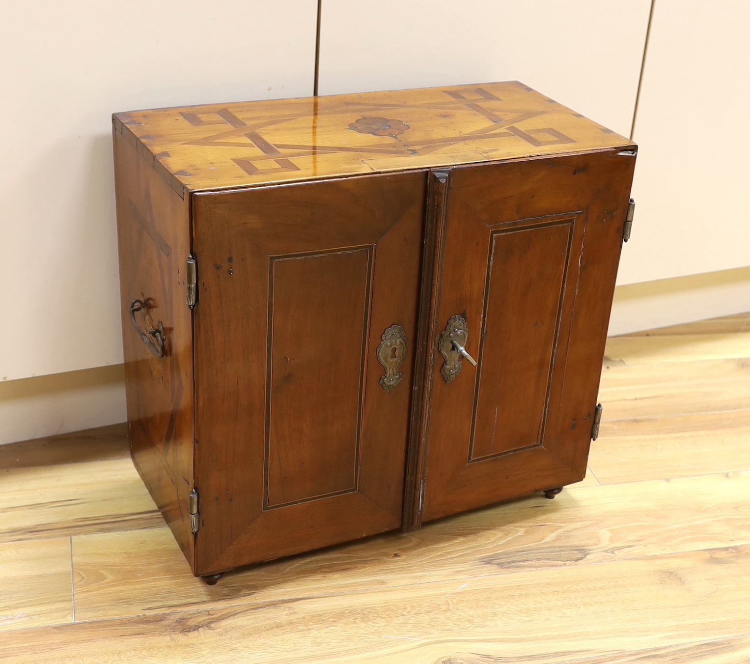 An early 18th century South German marquetry and penwork table top collector's cabinet, 49cm high, 52.5cm wide, 27cm deep